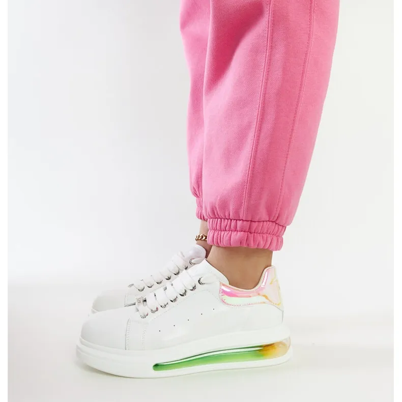 White sneakers on the GOE NN2N4029 platform